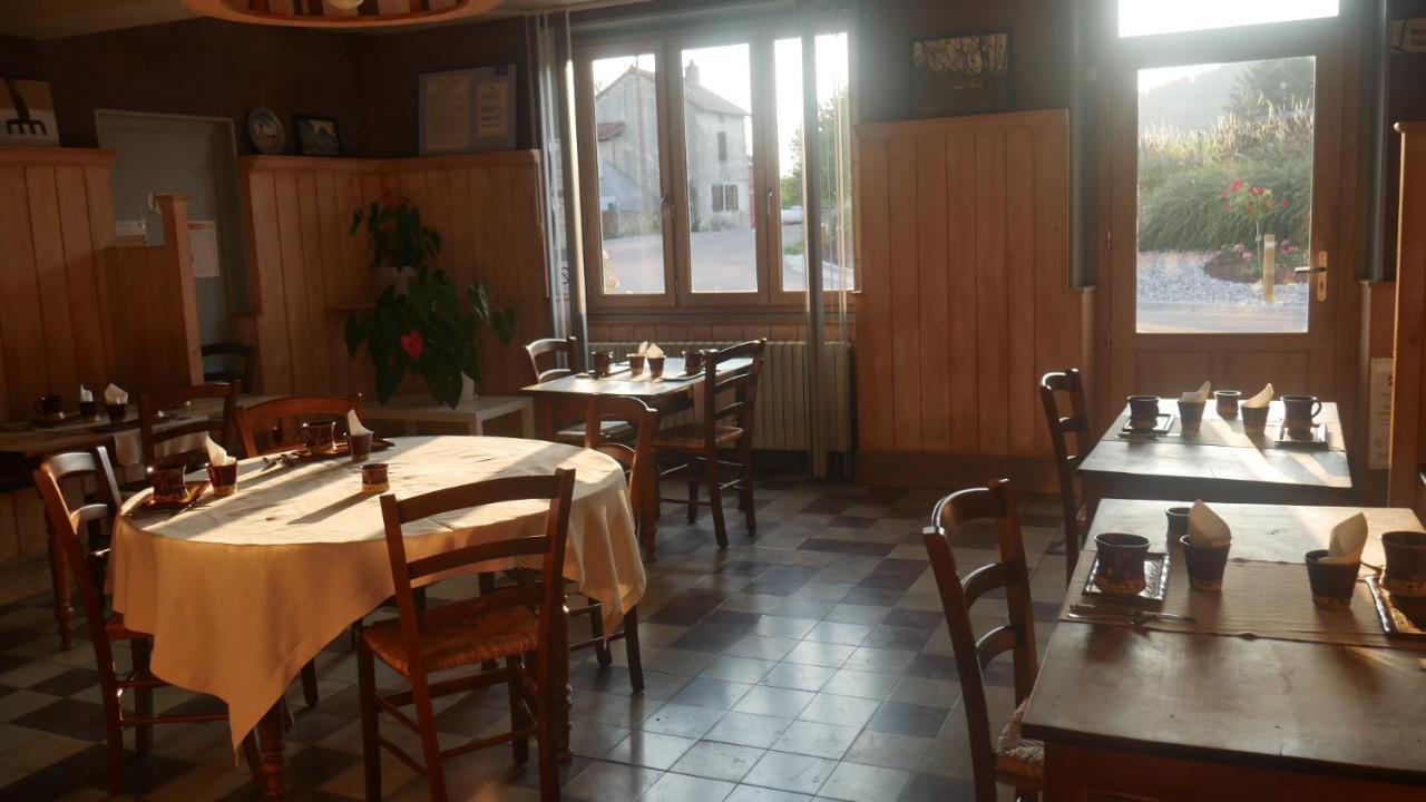 Logis Le Saint Cyr Hotel Montmelard Ngoại thất bức ảnh