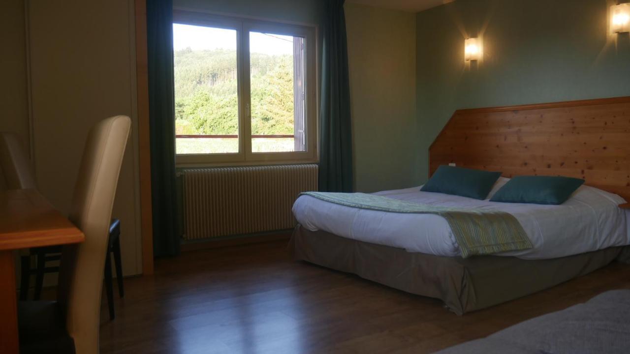 Logis Le Saint Cyr Hotel Montmelard Ngoại thất bức ảnh